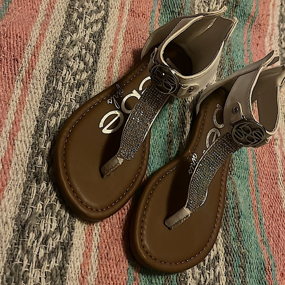 I am selling these shoes the brand is Bebe girls